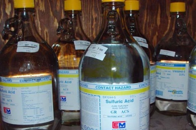 Vì sao vẫn thả nổi mua bán a-xít độc hại?